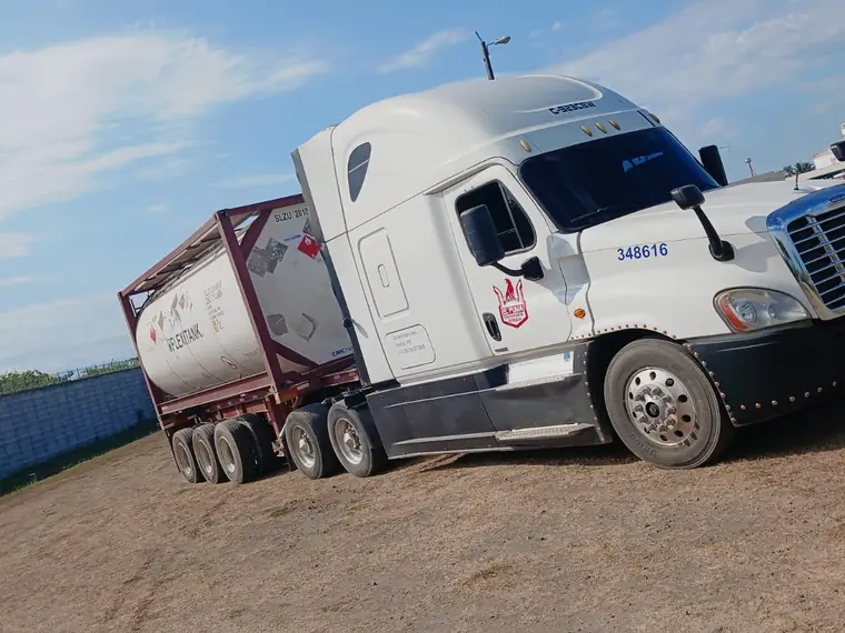 Cabezal con contenedor en ruta